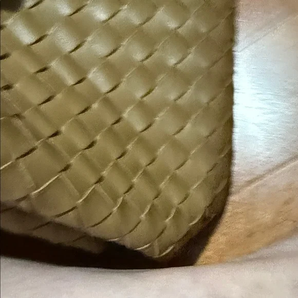 Elegant Tan Woven Handbag - Picture 7 of 9